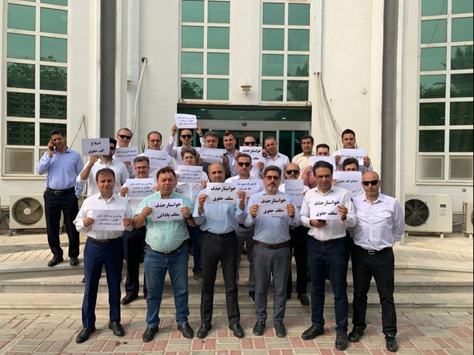 تجمع اعتراضی کارگران و کارکنان رسمی نفت در مناطق مختلف نفتی در جنوب کشور