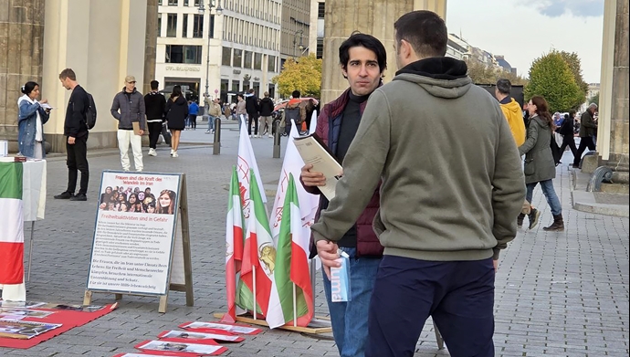 برلین، میدان براندنبورگ - برگزاری میز کتاب در اعتراض به احکام جنایتکارانه اعدام در ایران 