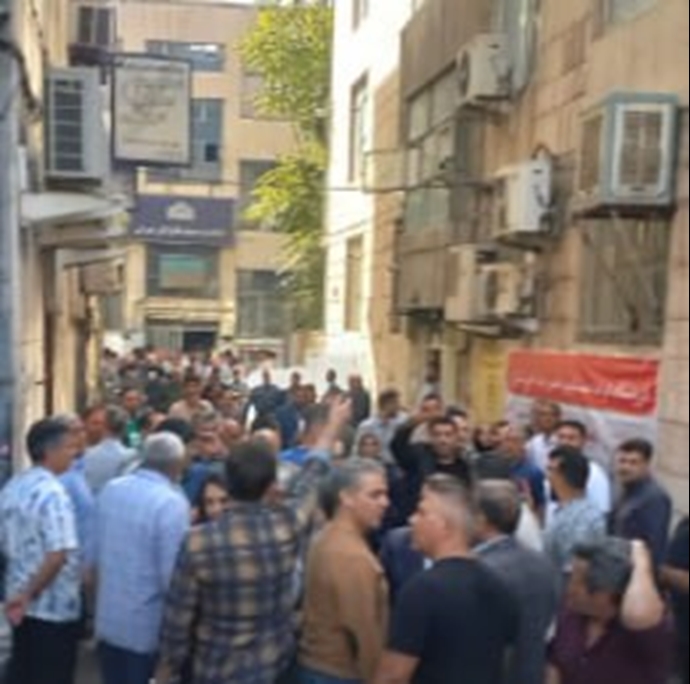 تهران - تجمع نانواهای تهران علیه فساد و بی‌عدالتی وقتی خودمان گرسنه‌ایم، مردم چه بخورند؟