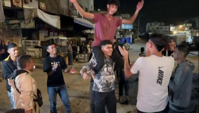 مردم فلسطین و مردم اسراییل بعد از توافق آتش‌بس جشن گرفتند
