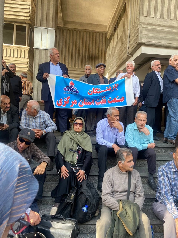 تجمع و بنرها بازنشستگان نفت زیر پل حافظ