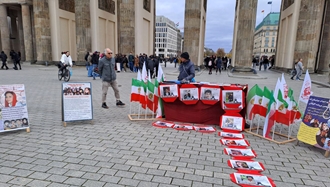 برلین - برگزاری میز کتاب در اعتراض به صدور احکام اعدام برای زندانیان سیاسی