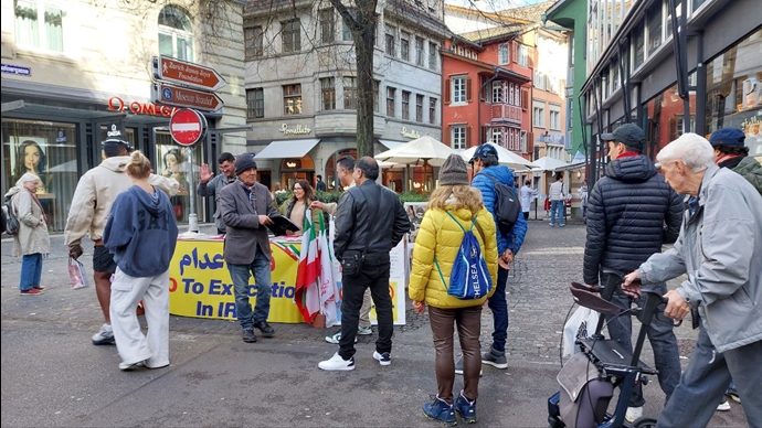 زوریخ سوئیس - برگزاری میز کتاب توسط ایرانیان آزاده علیه صدور احکام اعدام توسط قضاییه خامنهای - ۱۲آبان زوریخ سوئیس - برگزاری میز کتاب توسط ایرانیان آزاده علیه صدور احکام اعدام توسط قضاییه خامنهای - ۱۲آبان