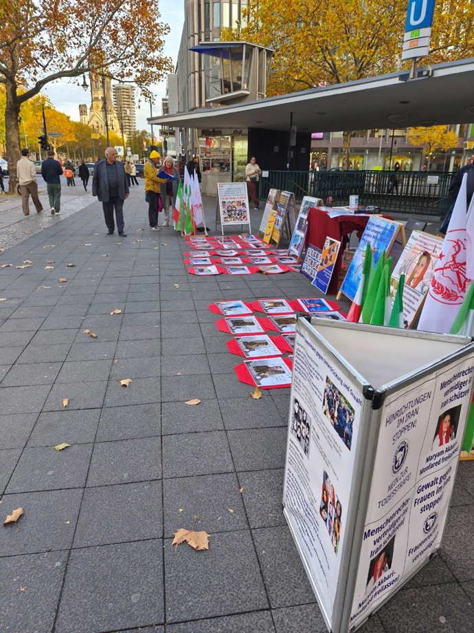 برلین - برگزاری میز کتاب در حمایت از زندانیان سیاسی زیر اعدام - ۱۳آبان برلین - برگزاری میز کتاب در حمایت از زندانیان سیاسی زیر اعدام - ۱۳آبان