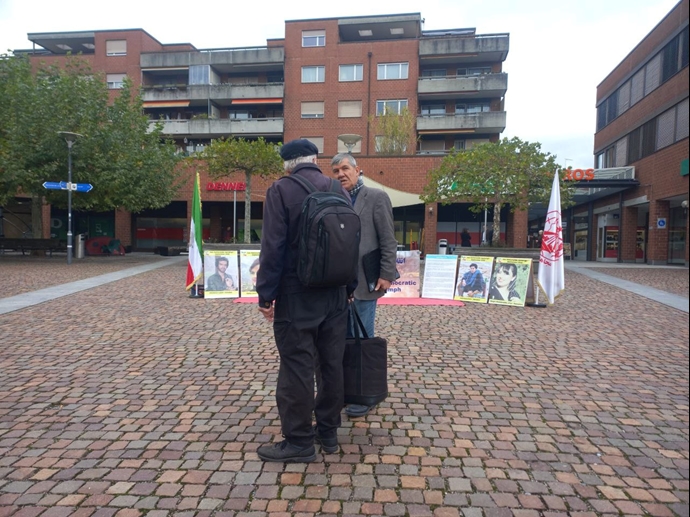 آفرتیکون سوئیس - برگزاری میز کتاب در حمایت از زندانیان سیاسی توسط ایرانیان آزاده - ۸آبان آفرتیکون سوئیس - برگزاری میز کتاب در حمایت از زندانیان سیاسی توسط ایرانیان آزاده - ۸آبان