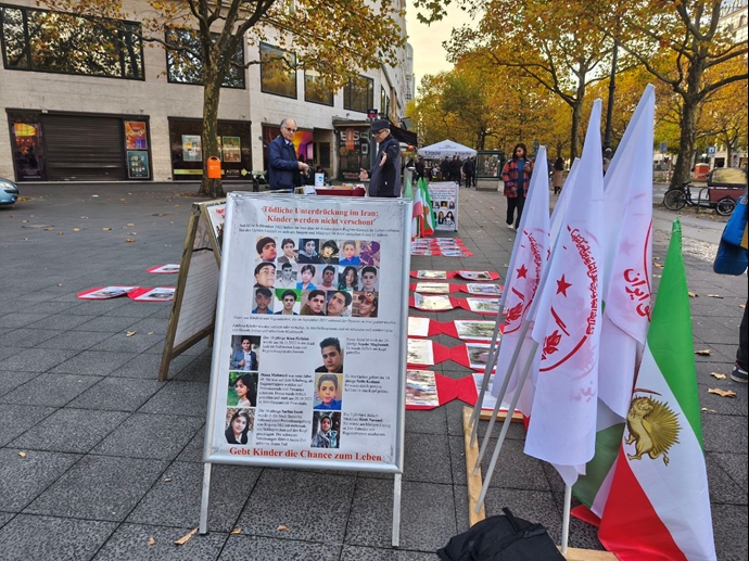 برلین - برگزاری میز کتاب در حمایت از زندانیان سیاسی زیر اعدام - ۱۳آبان برلین - برگزاری میز کتاب در حمایت از زندانیان سیاسی زیر اعدام - ۱۳آبان