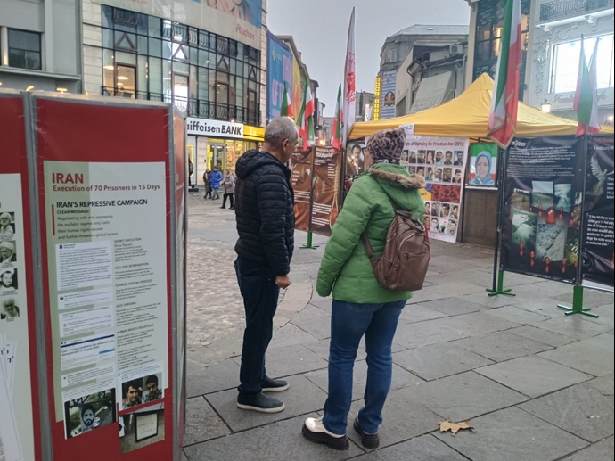 بخارست - رومانی -برگزاری میز کتاب در همبستگی با قیام سراسری توسط هواداران سازمان مجاهدین - ۲۶آبان