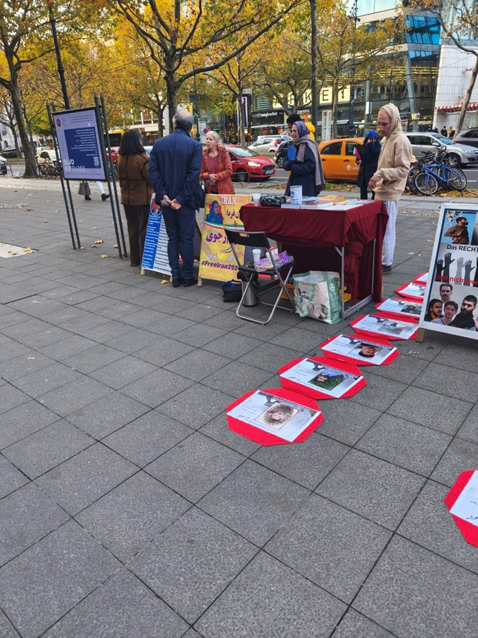 برلین - برگزاری میز کتاب در حمایت از زندانیان سیاسی زیر اعدام - ۱۳آبان برلین - برگزاری میز کتاب در حمایت از زندانیان سیاسی زیر اعدام - ۱۳آبان