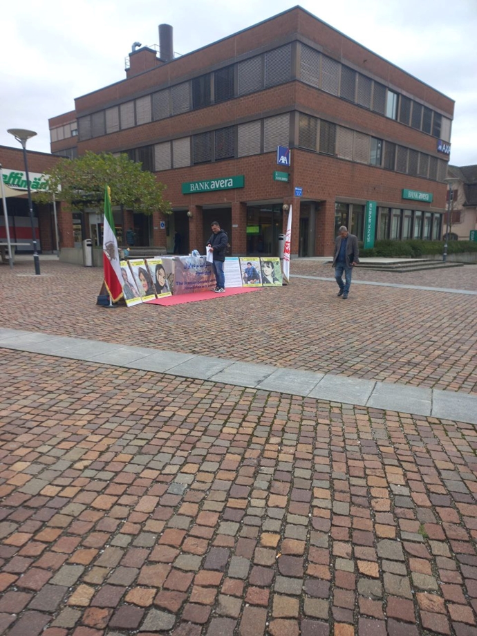 آفرتیکون سوئیس - برگزاری میز کتاب در حمایت از زندانیان سیاسی توسط ایرانیان آزاده - ۸آبان آفرتیکون سوئیس - برگزاری میز کتاب در حمایت از زندانیان سیاسی توسط ایرانیان آزاده - ۸آبان