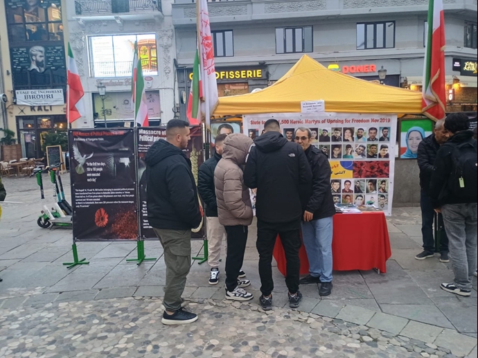 بخارست - رومانی -برگزاری میز کتاب در همبستگی با قیام سراسری توسط هواداران سازمان مجاهدین - ۲۶آبان