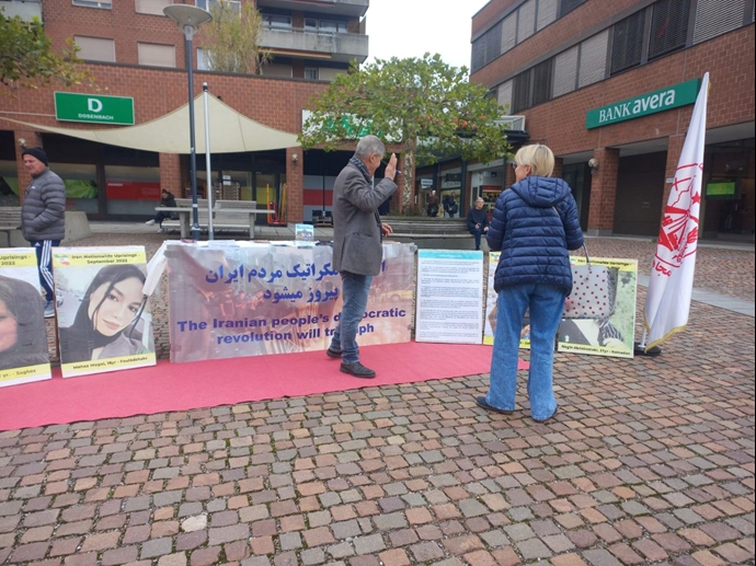 آفرتیکون سوئیس - برگزاری میز کتاب در حمایت از زندانیان سیاسی توسط ایرانیان آزاده - ۸آبان آفرتیکون سوئیس - برگزاری میز کتاب در حمایت از زندانیان سیاسی توسط ایرانیان آزاده - ۸آبان