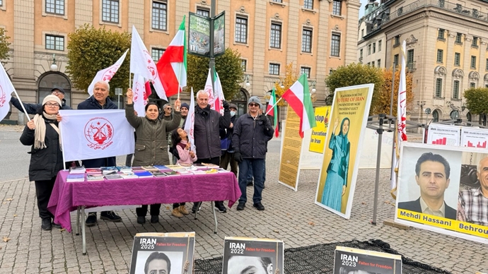 استکهلم - برگزاری میز کتاب توسط ایرانیان آزاده در برابر وزارت‌خارجه سوئد در همبستگی با قیام سراسری مردم ایران - ۱۰ آبان