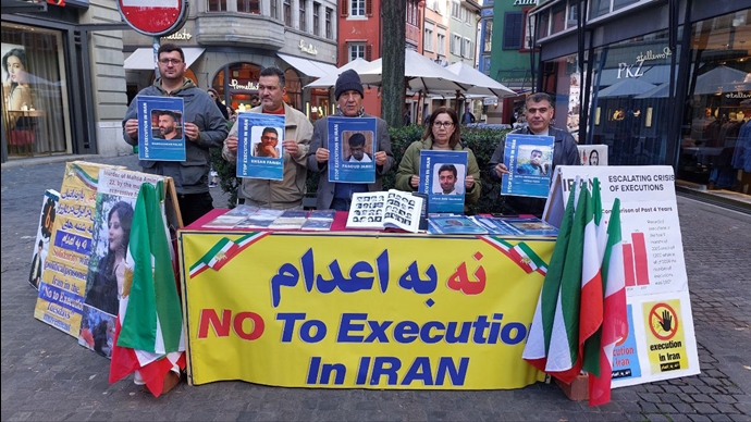 زوریخ سوئیس - برگزاری میز کتاب توسط ایرانیان آزاده علیه صدور احکام اعدام توسط قضاییه خامنهای - ۱۲آبان زوریخ سوئیس - برگزاری میز کتاب توسط ایرانیان آزاده علیه صدور احکام اعدام توسط قضاییه خامنهای - ۱۲آبان