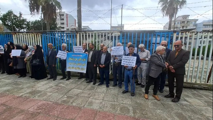 انزلی - تجمع اعتراضی بازنشستگان مقابل هتل کانون 