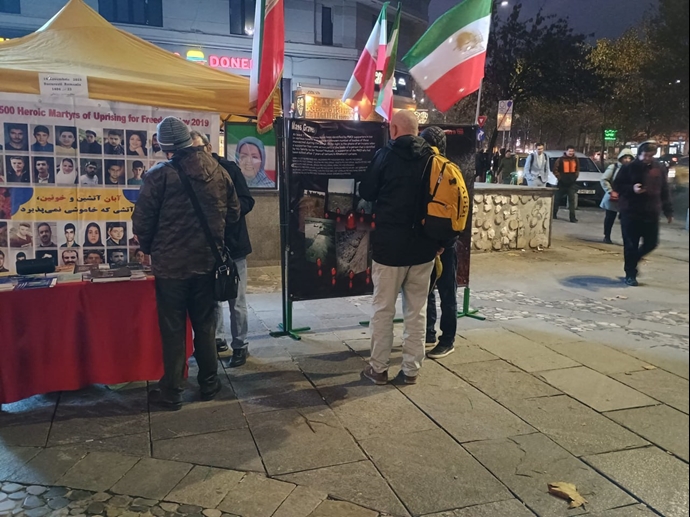 بخارست - رومانی -برگزاری میز کتاب در همبستگی با قیام سراسری توسط هواداران سازمان مجاهدین - ۲۶آبان