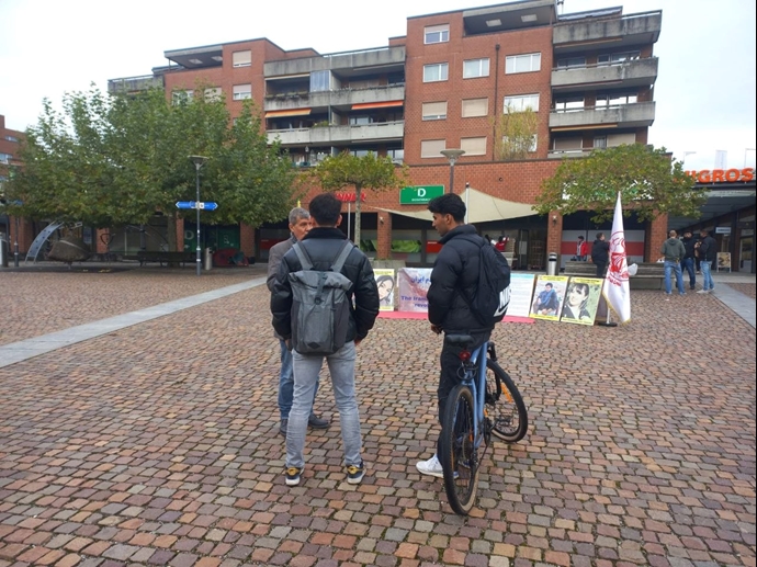 آفرتیکون سوئیس - برگزاری میز کتاب در حمایت از زندانیان سیاسی توسط ایرانیان آزاده - ۸آبان آفرتیکون سوئیس - برگزاری میز کتاب در حمایت از زندانیان سیاسی توسط ایرانیان آزاده - ۸آبان