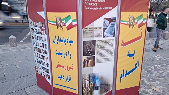 بخارست - رومانی -برگزاری میز کتاب در همبستگی با قیام سراسری توسط هواداران سازمان مجاهدین - ۲۶آبان