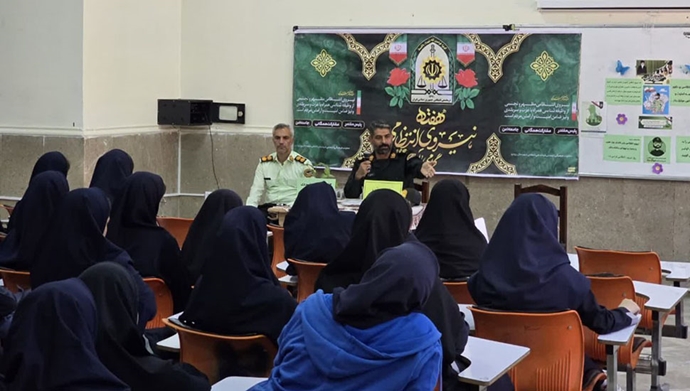 نیروی انتظامی به جای معلم در کلاس درس