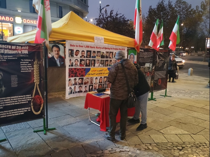 بخارست - رومانی -برگزاری میز کتاب در همبستگی با قیام سراسری توسط هواداران سازمان مجاهدین - ۲۶آبان