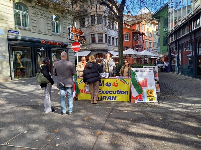 زوریخ سوئیس - برگزاری میز کتاب توسط ایرانیان آزاده علیه صدور احکام اعدام توسط قضاییه خامنهای - ۱۲آبان زوریخ سوئیس - برگزاری میز کتاب توسط ایرانیان آزاده علیه صدور احکام اعدام توسط قضاییه خامنهای - ۱۲آبان