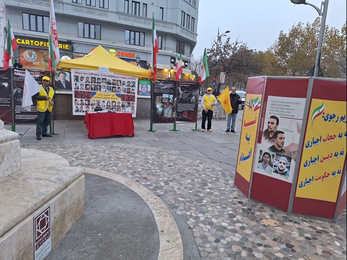 بخارست - رومانی -برگزاری میز کتاب در همبستگی با قیام سراسری توسط هواداران سازمان مجاهدین - ۲۶آبان