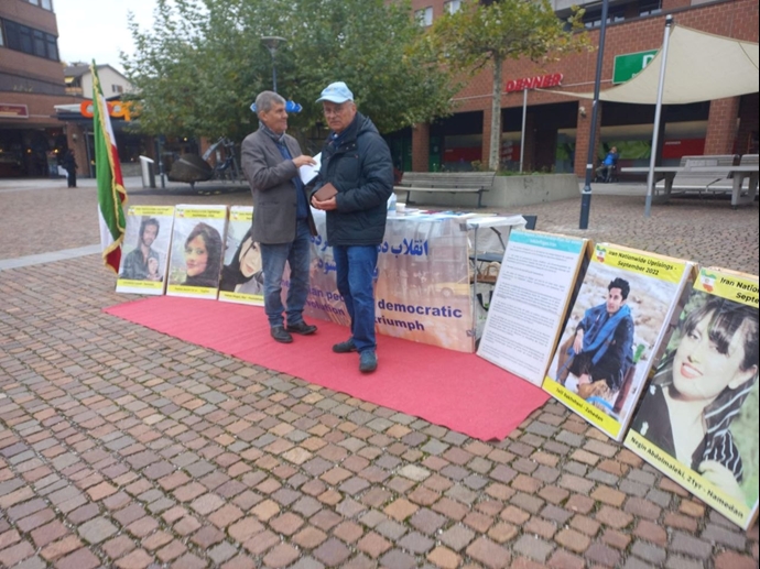 آفرتیکون سوئیس - برگزاری میز کتاب در حمایت از زندانیان سیاسی توسط ایرانیان آزاده - ۸آبان آفرتیکون سوئیس - برگزاری میز کتاب در حمایت از زندانیان سیاسی توسط ایرانیان آزاده - ۸آبان