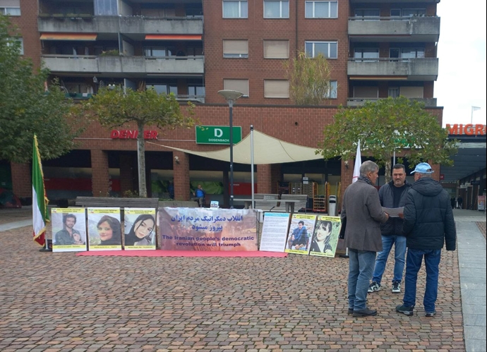 آفرتیکون سوئیس - برگزاری میز کتاب در حمایت از زندانیان سیاسی توسط ایرانیان آزاده - ۸آبان آفرتیکون سوئیس - برگزاری میز کتاب در حمایت از زندانیان سیاسی توسط ایرانیان آزاده - ۸آبان