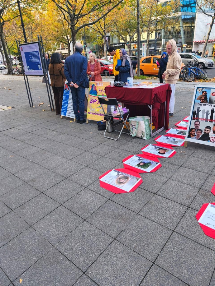 برلین - برگزاری میز کتاب در حمایت از زندانیان سیاسی زیر اعدام - ۱۳آبان برلین - برگزاری میز کتاب در حمایت از زندانیان سیاسی زیر اعدام - ۱۳آبان