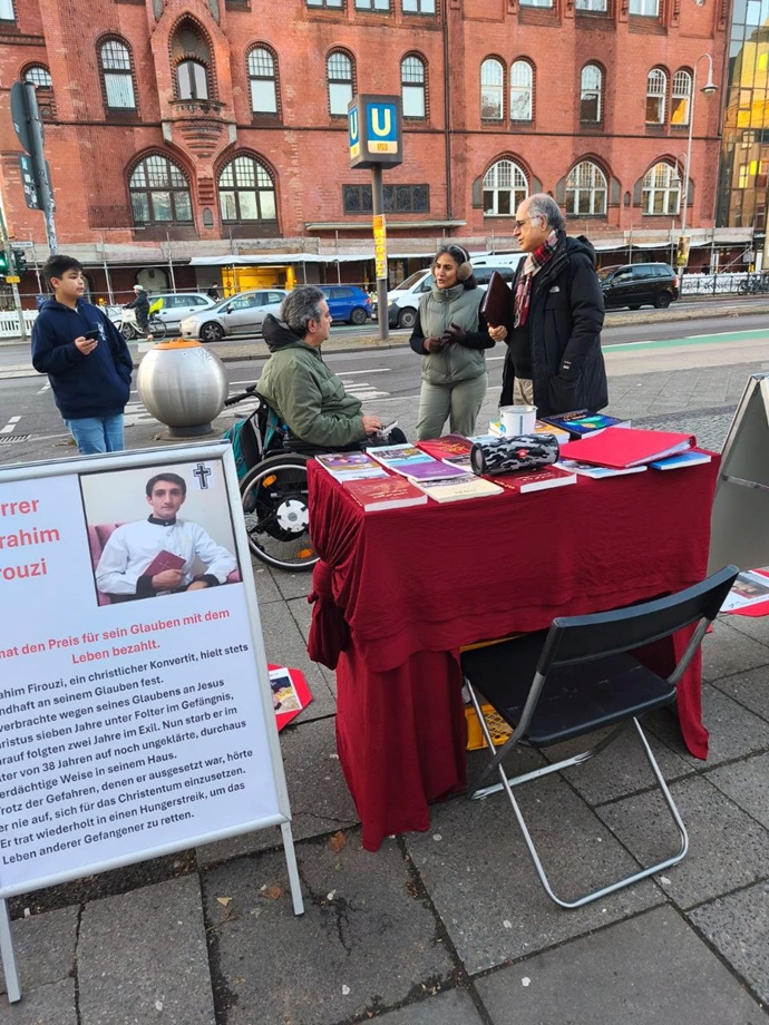 برلین - برگزاری آکسیون ایرانیان آزاده در حمایت از زندانیان سیاسی زیر اعدام - ۲۱آذر برلین - برگزاری آکسیون ایرانیان آزاده در حمایت از زندانیان سیاسی زیر اعدام - ۲۱آذر