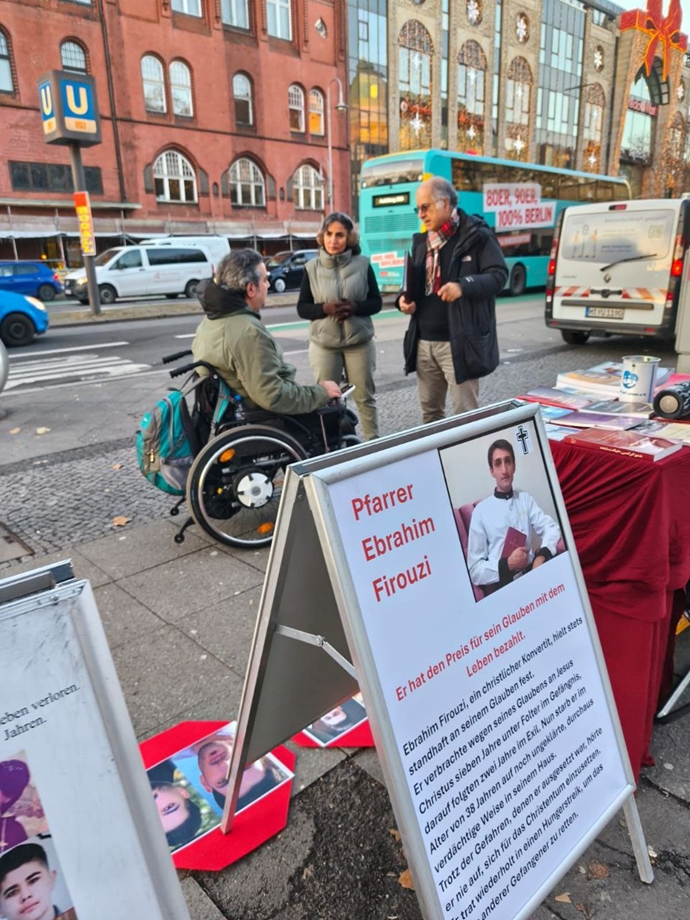 برلین - برگزاری آکسیون ایرانیان آزاده در حمایت از زندانیان سیاسی زیر اعدام - ۲۱آذر برلین - برگزاری آکسیون ایرانیان آزاده در حمایت از زندانیان سیاسی زیر اعدام - ۲۱آذر