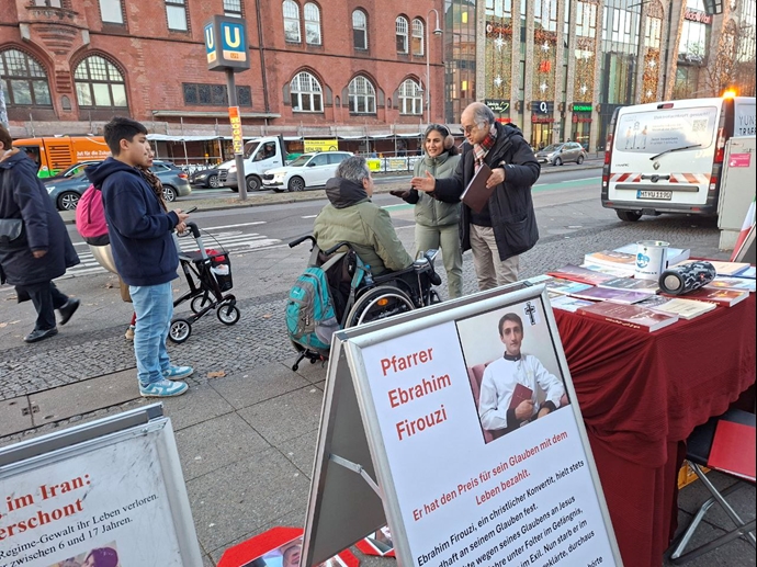 برلین - برگزاری آکسیون ایرانیان آزاده در حمایت از زندانیان سیاسی زیر اعدام - ۲۱آذر برلین - برگزاری آکسیون ایرانیان آزاده در حمایت از زندانیان سیاسی زیر اعدام - ۲۱آذر