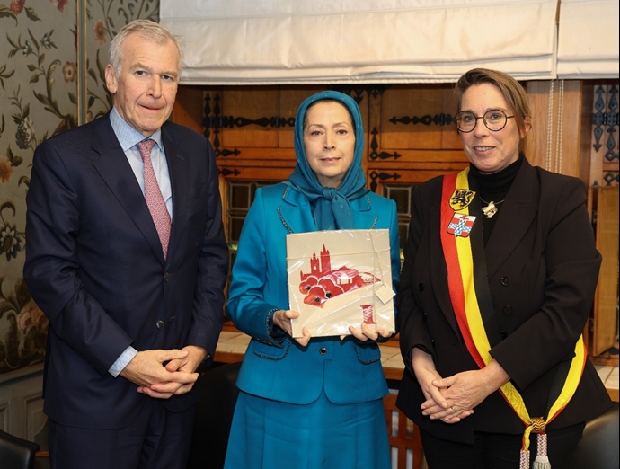 استقبال ایولترم نخست‌وزیر سابق بلژیک، شهردار و اعضای شورای شهر ایپر از خانم مریم رجوی در شهرداری شهر تاریخی ایپر