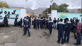 تجمع اعتراضی کارکنان شرکت تولیدی وردار زرتاک در کوار فارس