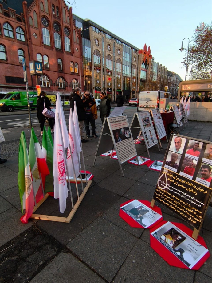 برلین - برگزاری آکسیون ایرانیان آزاده در حمایت از زندانیان سیاسی زیر اعدام - ۲۱آذر برلین - برگزاری آکسیون ایرانیان آزاده در حمایت از زندانیان سیاسی زیر اعدام - ۲۱آذر