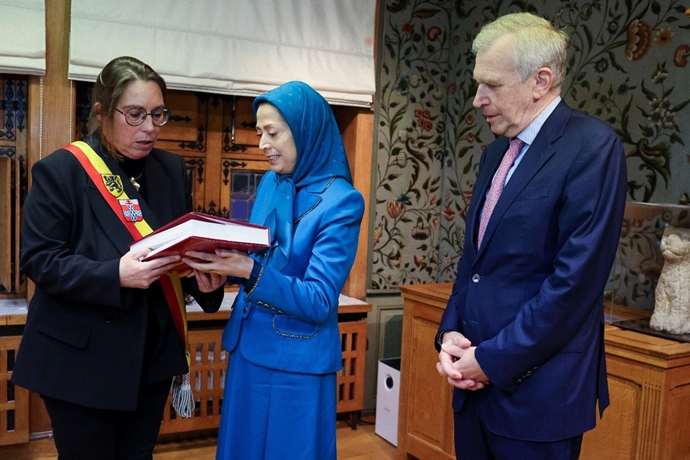 استقبال ایولترم نخست‌وزیر سابق بلژیک، شهردار و اعضای شورای شهر ایپر از خانم مریم رجوی در شهرداری شهر تاریخی ایپر