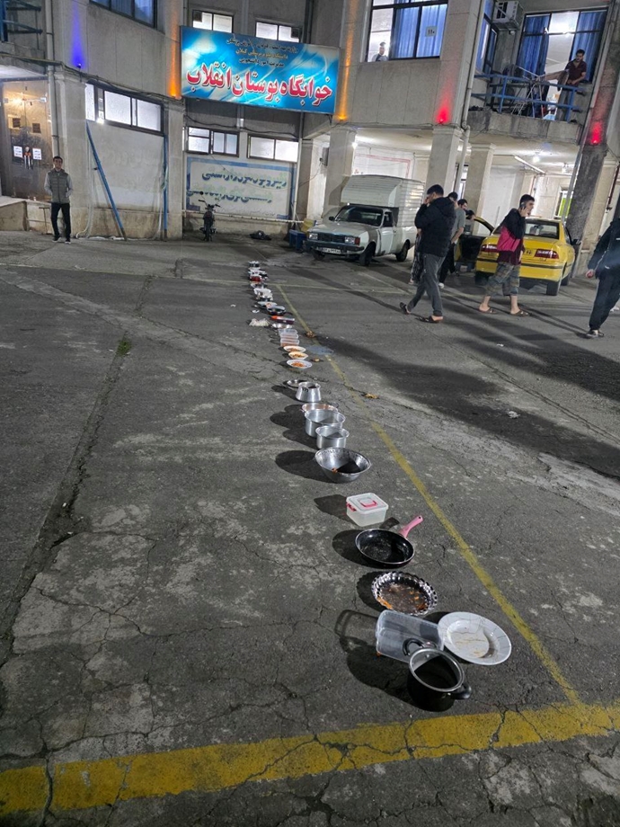 دانشجویان دانشگاه بوستان انقلاب نیز با چیدن ظروف غذا در خوابگاه دانشجویان دانشگاه بوستان انقلاب نیز با چیدن ظروف غذا در خوابگاه