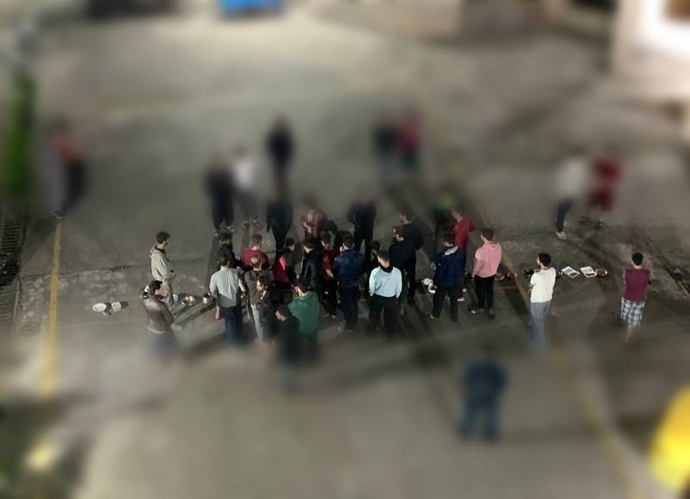 دانشجویان دانشگاه بوستان انقلاب نیز با چیدن ظروف غذا در خوابگاه دانشجویان دانشگاه بوستان انقلاب نیز با چیدن ظروف غذا در خوابگاه
