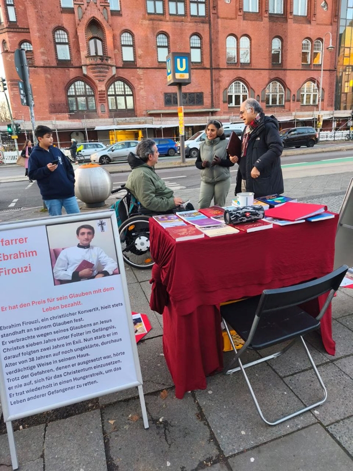 برلین - برگزاری آکسیون ایرانیان آزاده در حمایت از زندانیان سیاسی زیر اعدام - ۲۱آذر برلین - برگزاری آکسیون ایرانیان آزاده در حمایت از زندانیان سیاسی زیر اعدام - ۲۱آذر