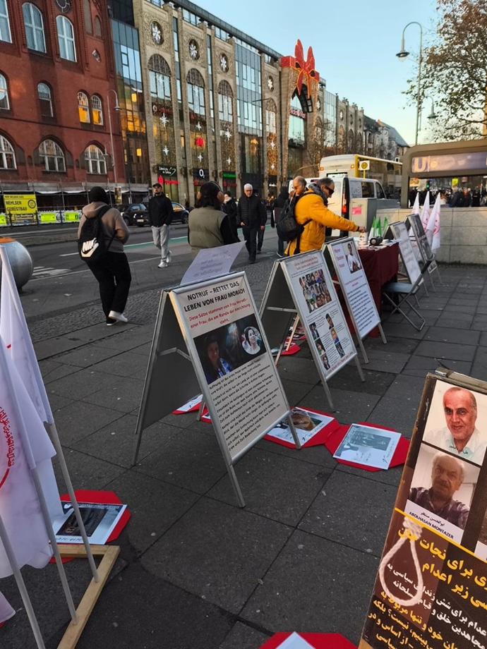 برلین - برگزاری آکسیون ایرانیان آزاده در حمایت از زندانیان سیاسی زیر اعدام - ۲۱آذر برلین - برگزاری آکسیون ایرانیان آزاده در حمایت از زندانیان سیاسی زیر اعدام - ۲۱آذر