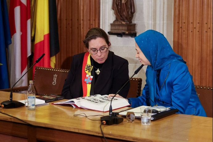 استقبال ایولترم نخست‌وزیر سابق بلژیک، شهردار و اعضای شورای شهر ایپر از خانم مریم رجوی در شهرداری شهر تاریخی ایپر