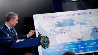 رئیس ستاد مشترک نیروی هوایی آمریکا، ژنرال دن کین، جزئیات مأموریت حمله به ایران را توضیح می‌دهد- عکس از آرشیو