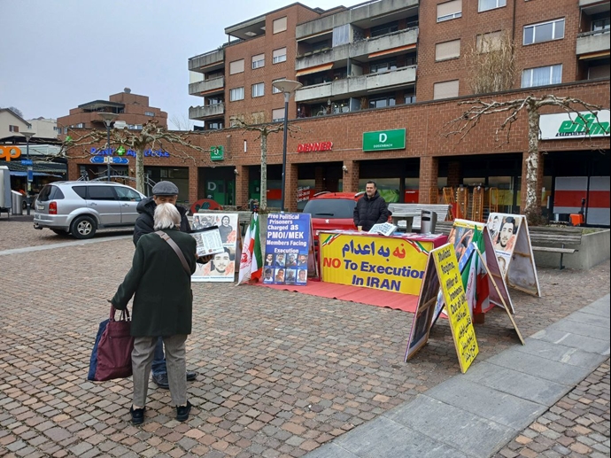 آفرتیکن سوئیس - برگزاری میز کتاب در حمایت از زندانیان سیاسی زیر اعدام - ۲۲آذر آفرتیکن سوئیس - برگزاری میز کتاب در حمایت از زندانیان سیاسی زیر اعدام - ۲۲آذر