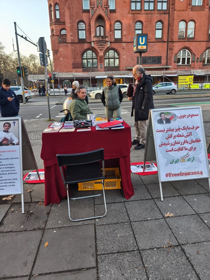 برلین - برگزاری آکسیون ایرانیان آزاده در حمایت از زندانیان سیاسی زیر اعدام - ۲۱آذر برلین - برگزاری آکسیون ایرانیان آزاده در حمایت از زندانیان سیاسی زیر اعدام - ۲۱آذر