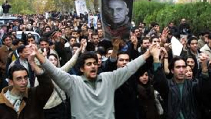 قیام‌های دانشجویی ـ عکس از آرشیو