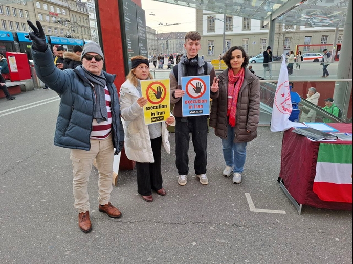 برن سوئیس - برگزاری میز کتاب توسط هواداران سازمان مجاهدین علیه اعدامهای جنایتکارانه قضاییه خامنهای برن سوئیس - برگزاری میز کتاب توسط هواداران سازمان مجاهدین علیه اعدامهای جنایتکارانه قضاییه خامنهای