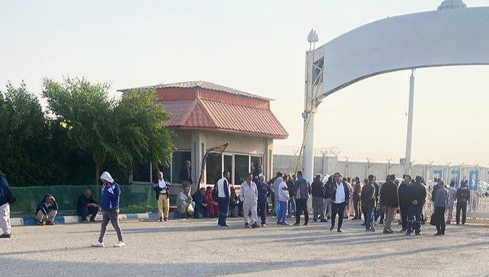 خرمشهر - چهارمین روز اعتصاب شرکت تأسیسات دریایی ایران 