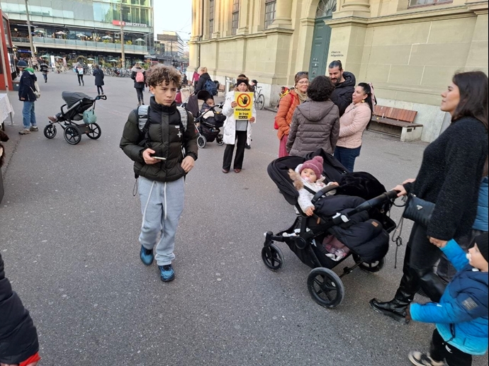 برن سوئیس - برگزاری میز کتاب توسط هواداران سازمان مجاهدین علیه اعدامهای جنایتکارانه قضاییه خامنهای برن سوئیس - برگزاری میز کتاب توسط هواداران سازمان مجاهدین علیه اعدامهای جنایتکارانه قضاییه خامنهای