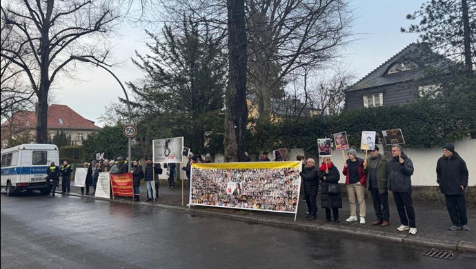 برلین - آکسیون ایرانیان آزاده در برابر لانه جاسوسی آخوندها در همبستگی با جنبش نه به اعدام 
