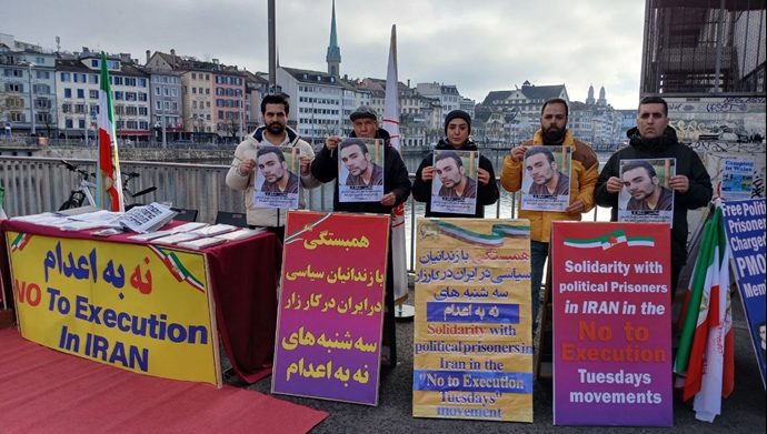 زوریخ سوئیس - برگزاری میز کتاب توسط هواداران سازمان مجاهدین در گرامیداشت روز دانشجو 