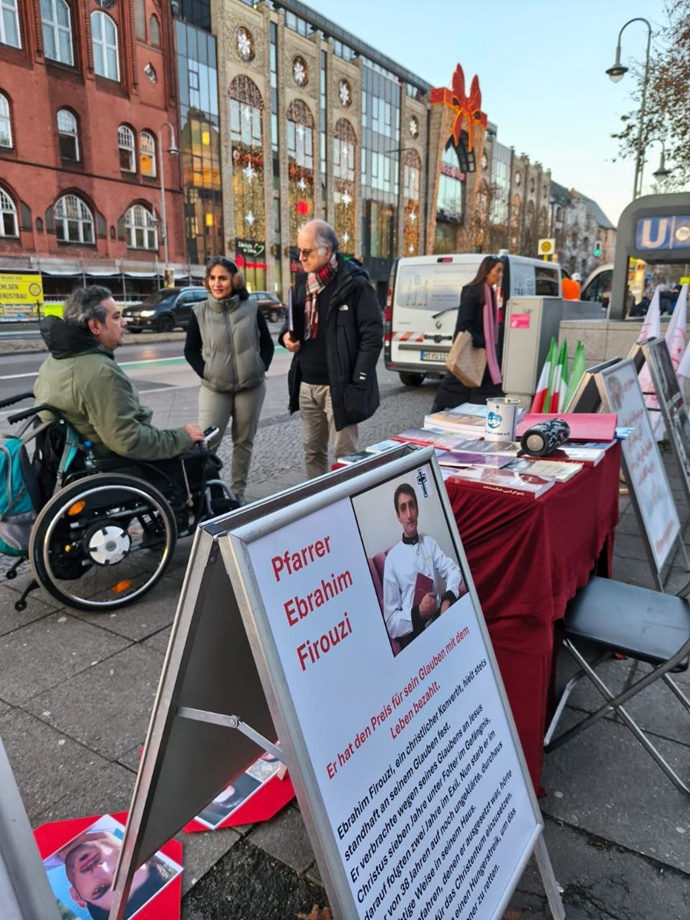 برلین - برگزاری آکسیون ایرانیان آزاده در حمایت از زندانیان سیاسی زیر اعدام - ۲۱آذر برلین - برگزاری آکسیون ایرانیان آزاده در حمایت از زندانیان سیاسی زیر اعدام - ۲۱آذر